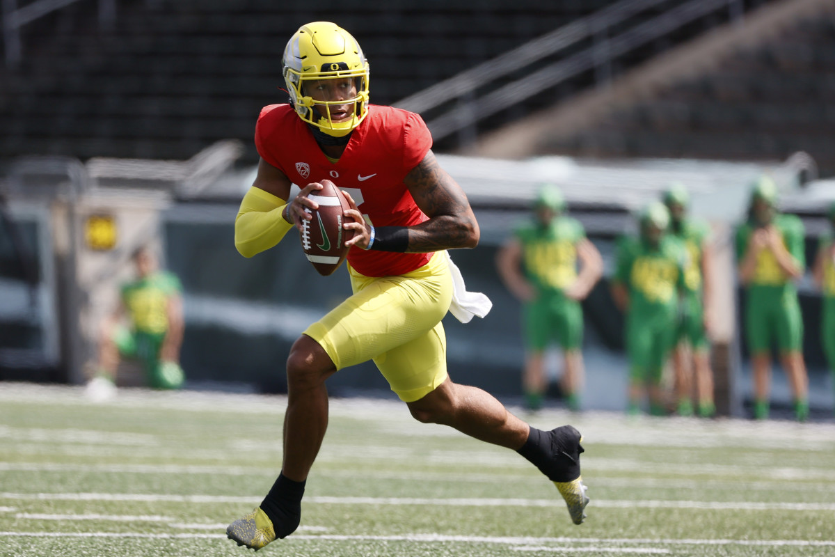May 1, 2021; Eugene, Oregon, USA; Oregon Ducks quarterback Robby Ashford (6) looks to throw during Oregon Spring Game at Autzen Stadium. Mandatory Credit: Soobum Im-USA TODAY Sports